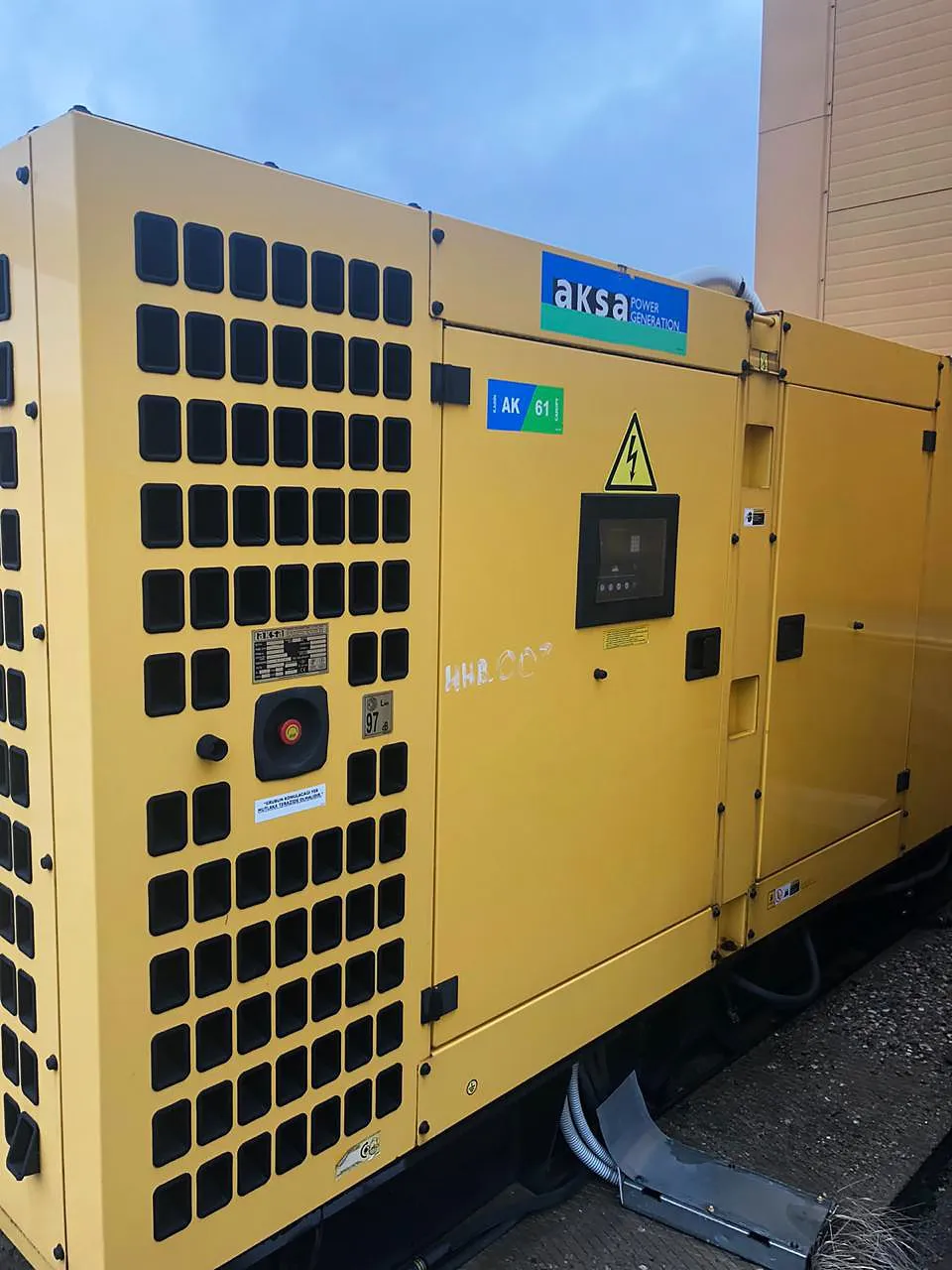 БУ дизельный генератор Aksa AD-330 в кожухе